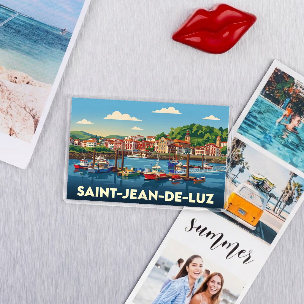 Magnet souvenir de la ville de Saint-Jean-de-Luz avec une illustration stylisée.