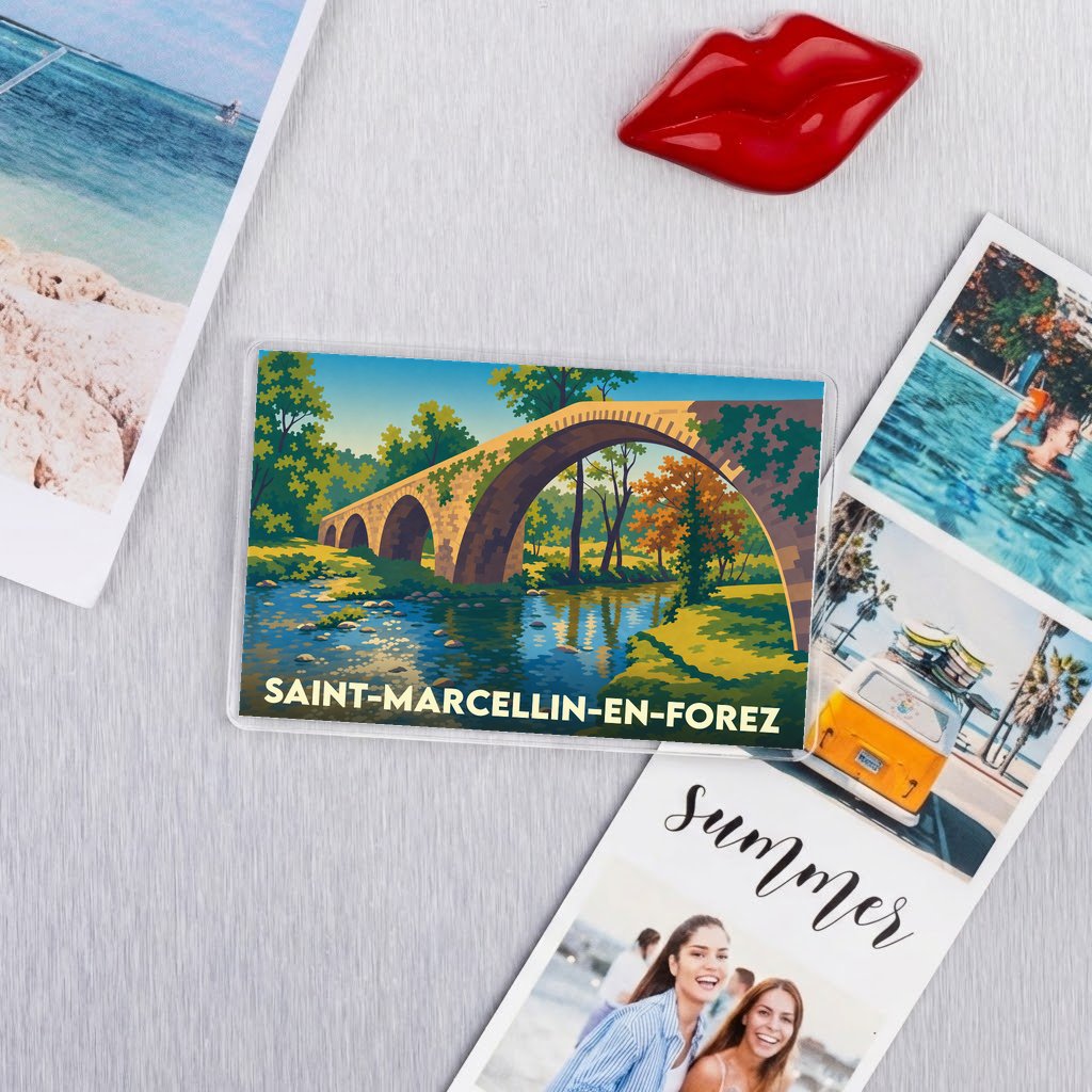 Magnet souvenir de Saint-Marcellin-en-Forez illustré par un pont de pierre traversant une rivière.