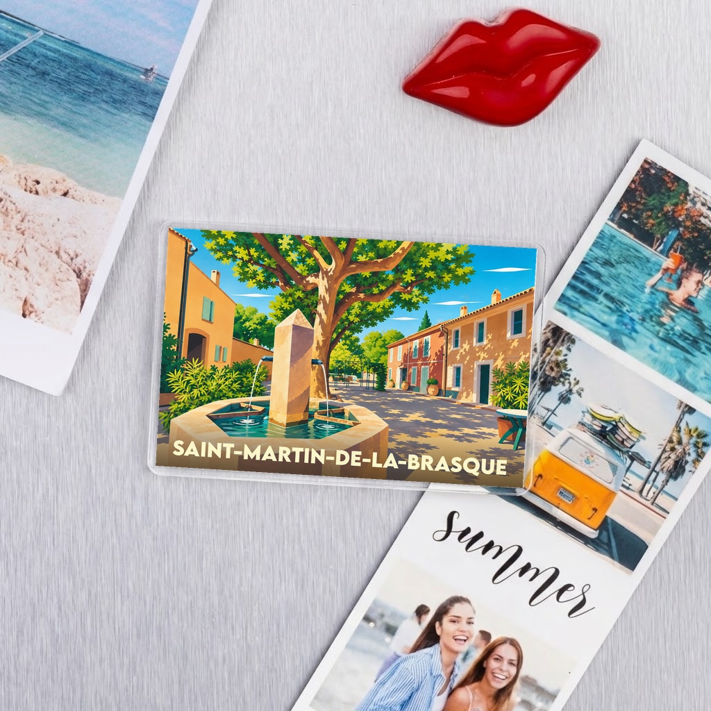 Magnet souvenir de la ville de Saint-Martin-de-la-Brasque avec une illustration stylisée de sa place de village.