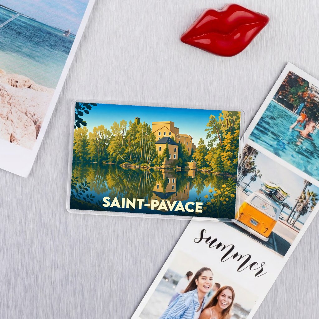 Magnet souvenir de la ville de Saint-Pavace avec une illustration stylisée d'un manoir au bord de l'eau.