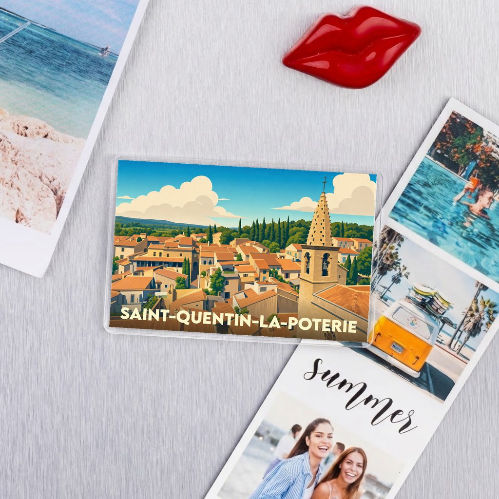 Magnet souvenir de la ville de Saint-Quentin-la-Poterie avec une illustration stylisée de ses toits et de son clocher.