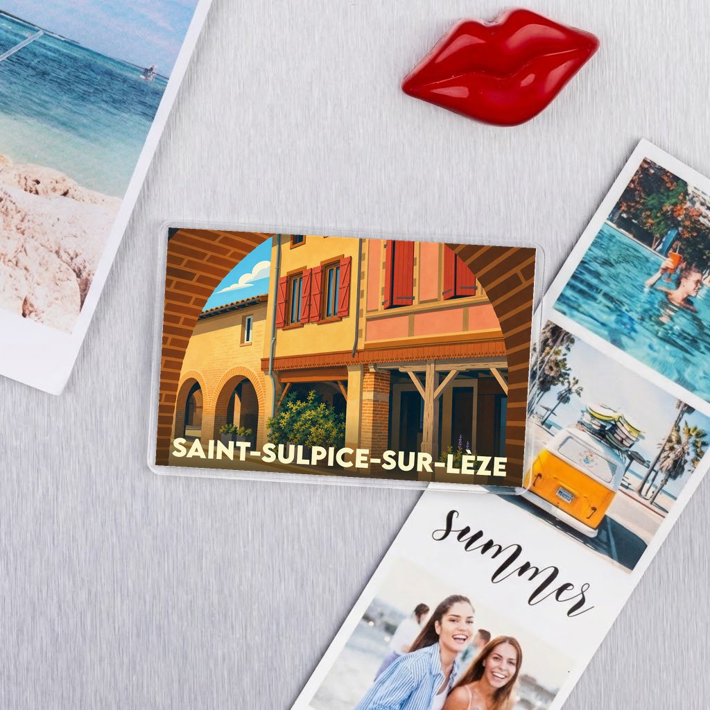 Magnet souvenir de la ville de Saint-Sulpice-sur-Lèze avec une illustration stylisée de ses façades traditionnelles.