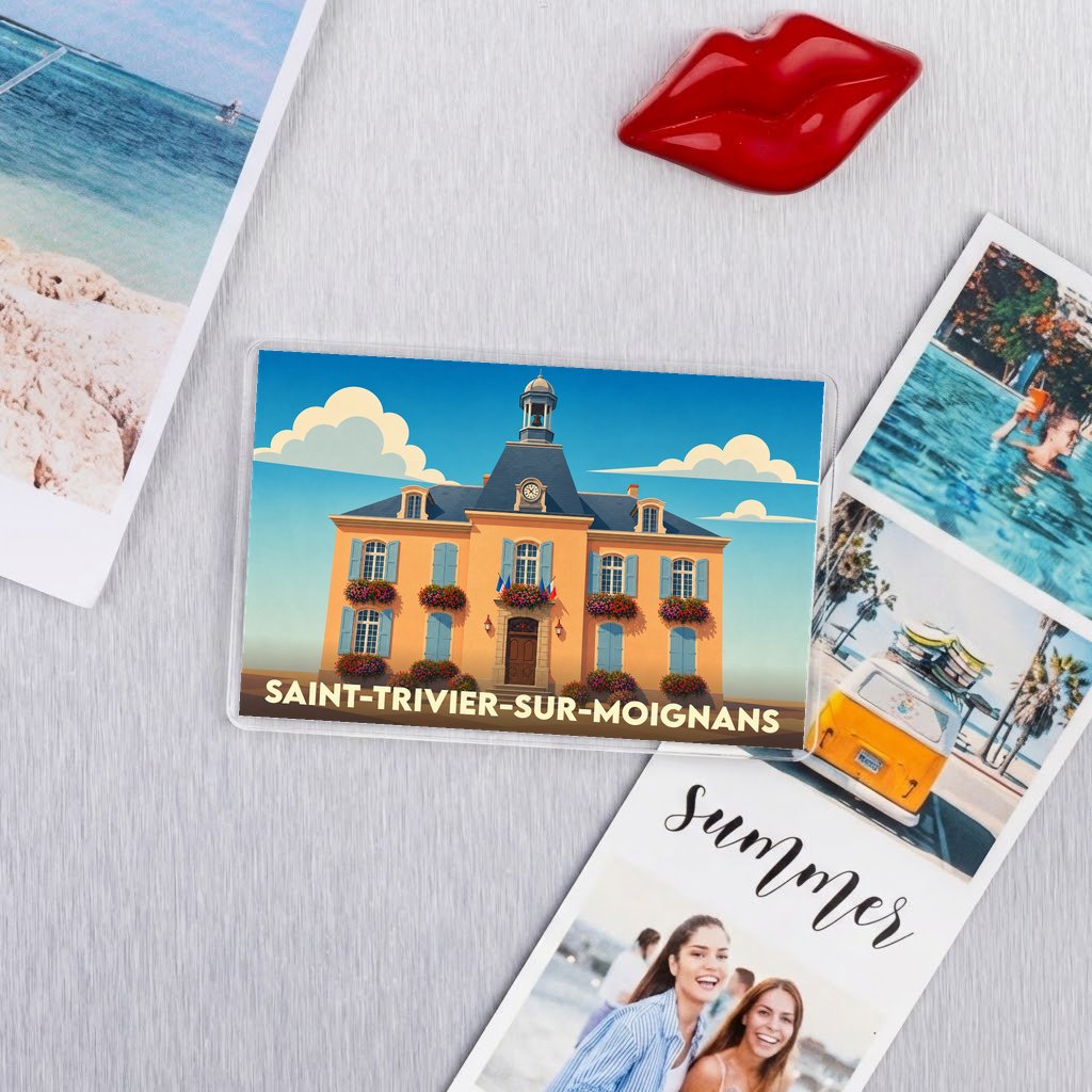 Magnet souvenir de la ville de Saint-Trivier-sur-Moignans avec une illustration stylisée de sa mairie.