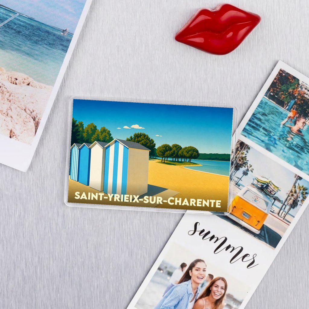 Magnet souvenir de la ville de Saint-Yrieix-sur-Charente avec une illustration de cabines de plage colorées.