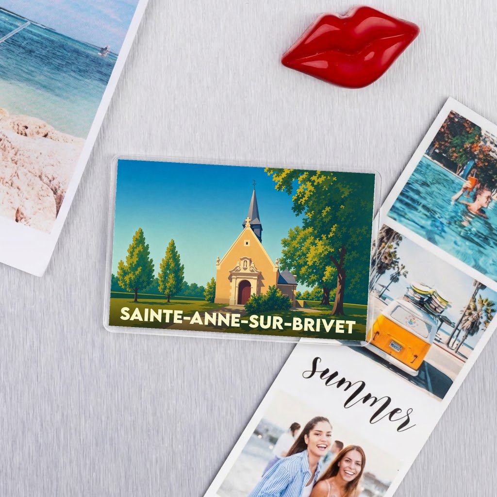 Magnet souvenir de la ville de Sainte-Anne-sur-Brivet avec une illustration stylisée de sa chapelle.