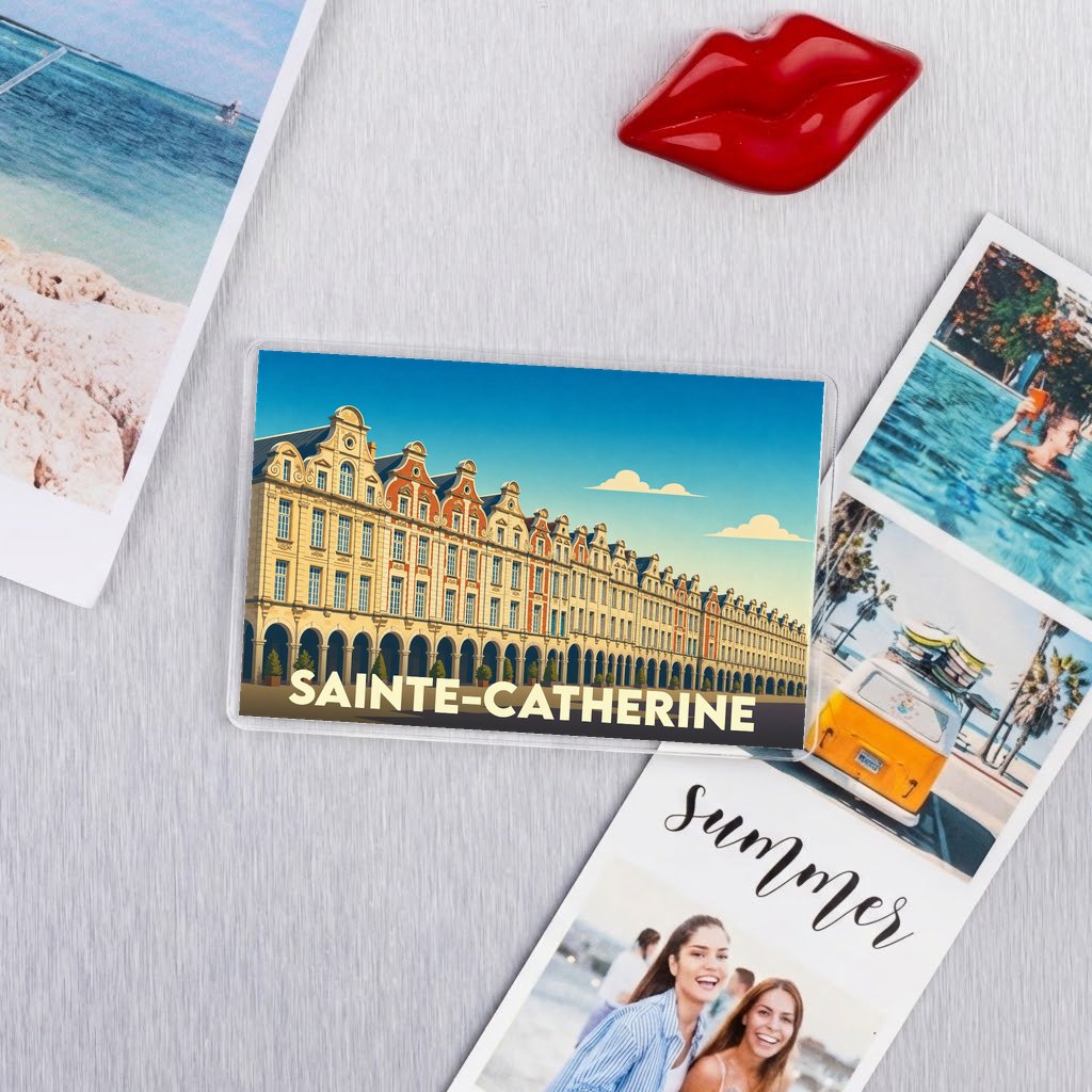 Magnet souvenir de la place Sainte-Catherine avec une illustration de l'architecture flamande typique.