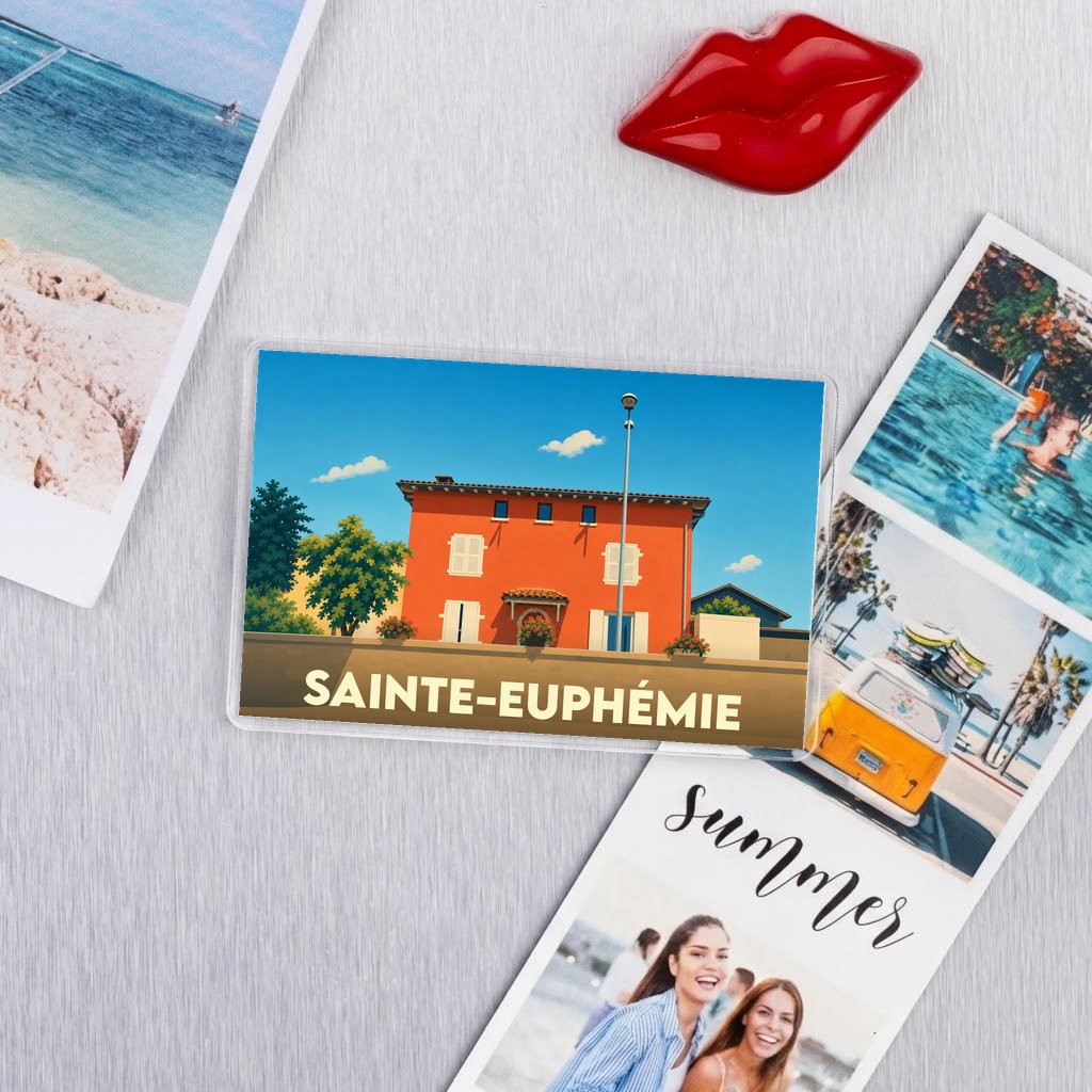Magnet rectangulaire souvenir de la ville de Sainte-Euphémie avec une illustration colorée et stylisée.