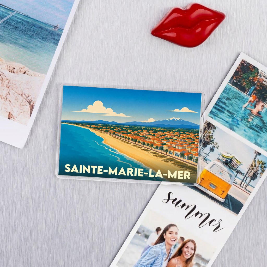 Magnet souvenir de la ville de Sainte-Marie-la-Mer avec une illustration stylisée du bord de mer.