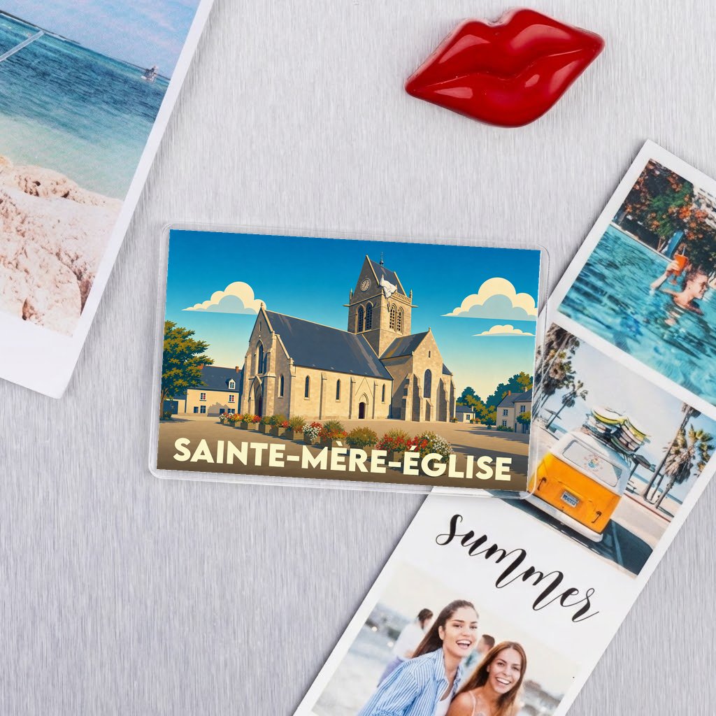 Magnet souvenir de la ville de Sainte-Mère-Église avec une illustration stylisée de son église.