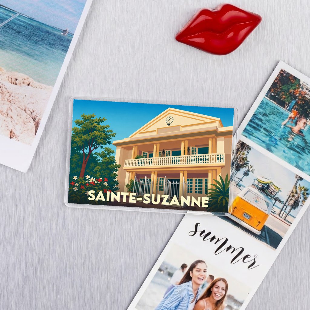 Magnet souvenir de la ville de Sainte-Suzanne avec une illustration stylisée d'un bâtiment colonial.