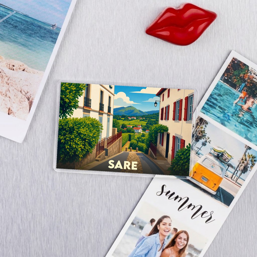 Magnet souvenir de la ville de Sare avec une illustration stylisée d'une rue pittoresque.