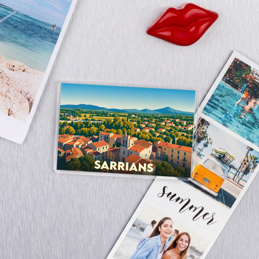 Magnet souvenir de la ville de Sarrians avec une illustration stylisée de son paysage urbain.