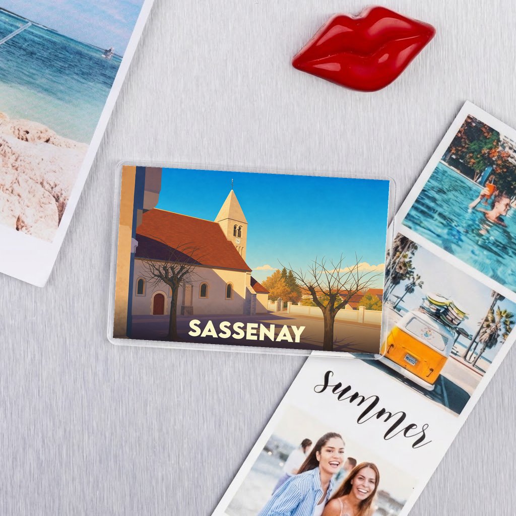 Magnet souvenir de la ville de Sassenay avec une illustration stylisée de son église.