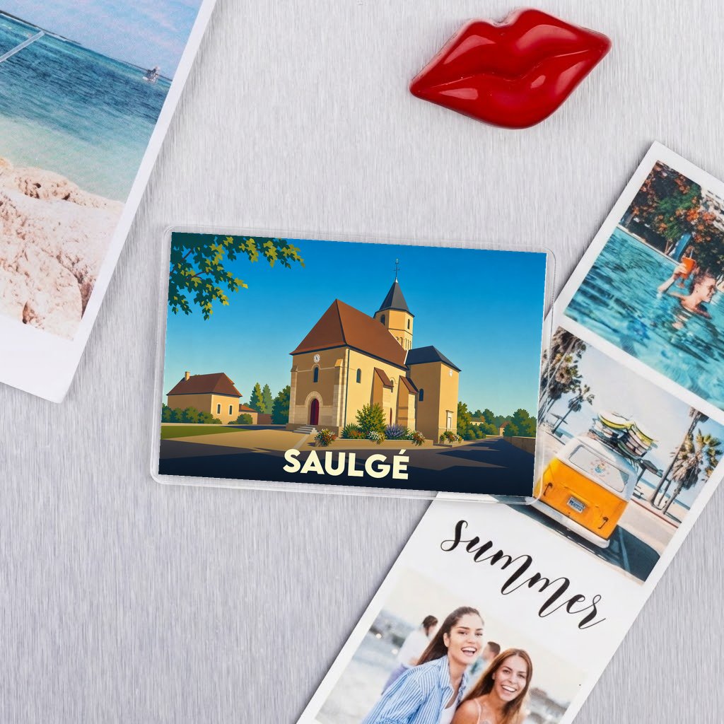 Magnet souvenir de la ville de Saulgé avec une illustration stylisée de son église.
