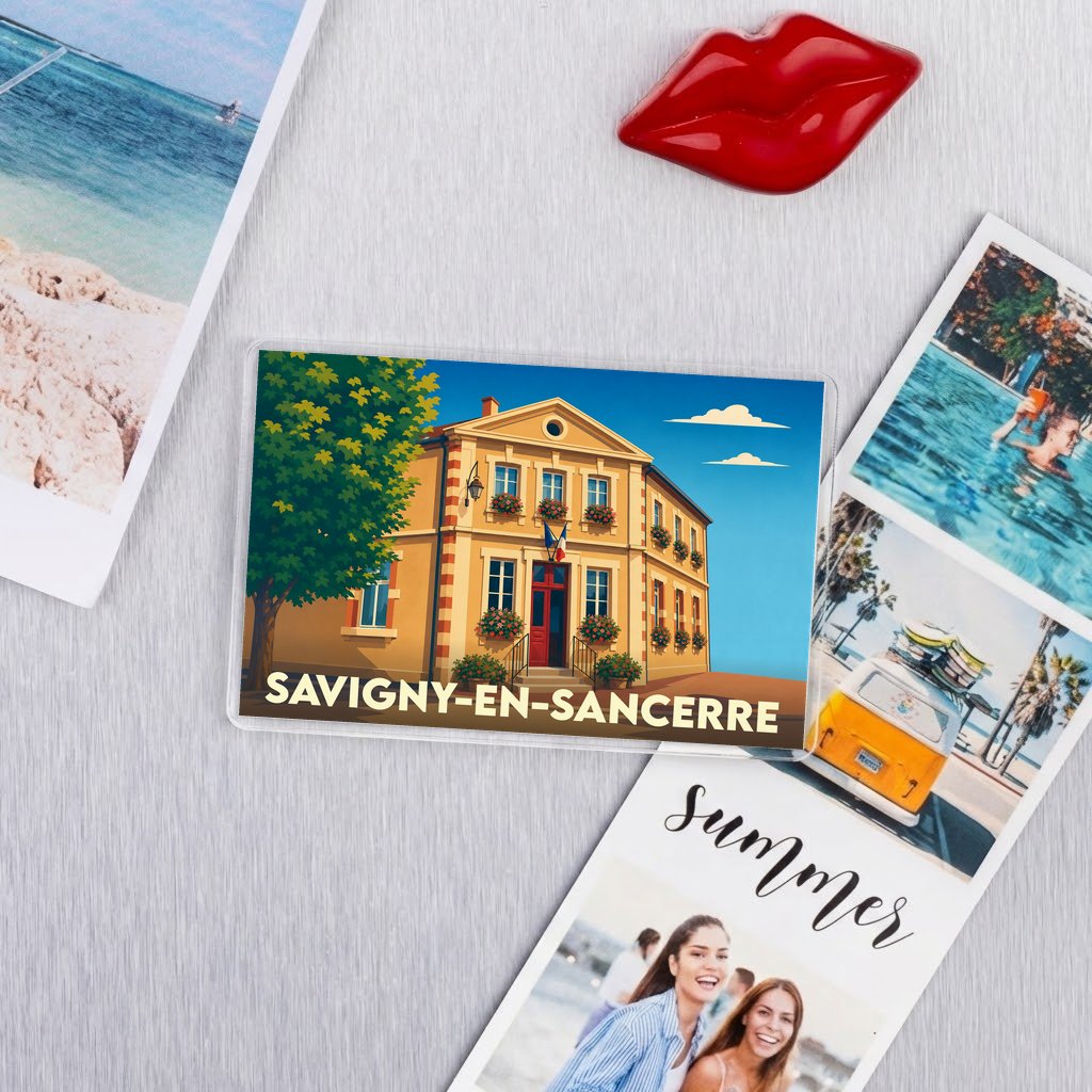 Magnet souvenir de la ville de Savigny-en-Sancerre avec une illustration stylisée de sa mairie.