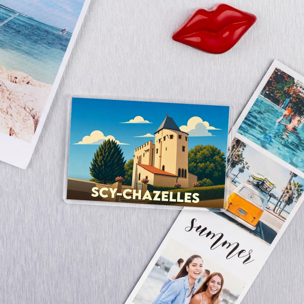 Magnet souvenir de la ville de Scy-Chazelles avec une illustration stylisée de son église fortifiée.