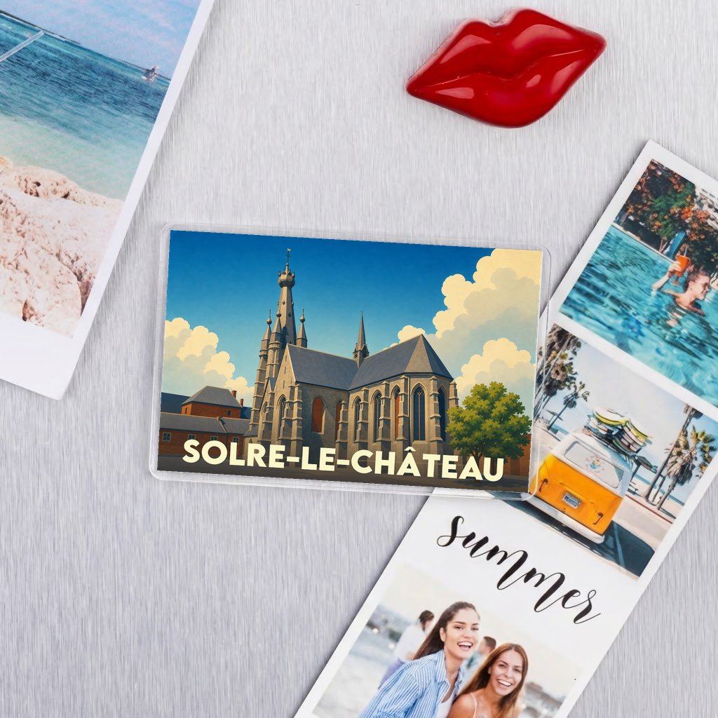 Magnet souvenir de la ville de Solre-le-Château avec une illustration stylisée de son église penchée.
