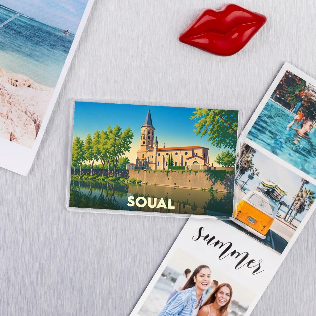 Magnet souvenir de la ville de Soual avec une illustration stylisée d'un monument historique au bord de l'eau.