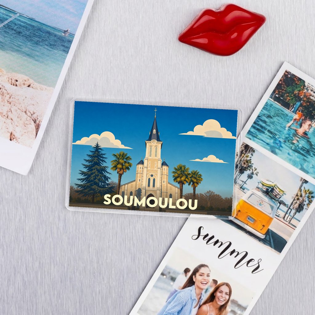 Magnet souvenir de la ville de Soumoulou avec une illustration stylisée de son église.
