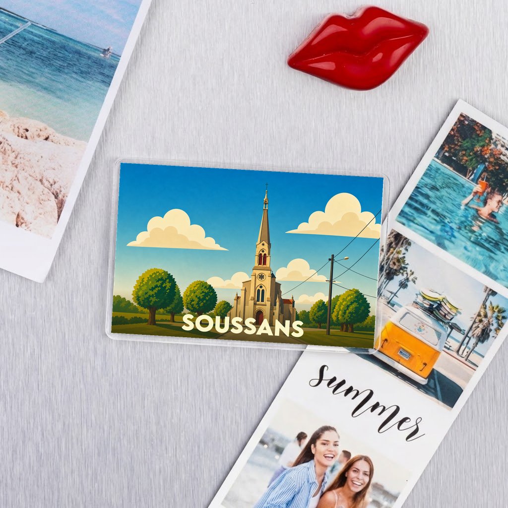 Magnet souvenir de la ville de Soussans avec une illustration stylisée d'une église sous un ciel azur.