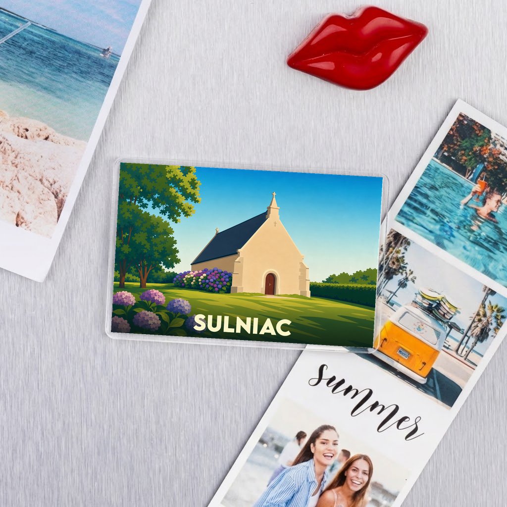 Magnet souvenir de la ville de Sulniac avec une illustration stylisée de sa chapelle.