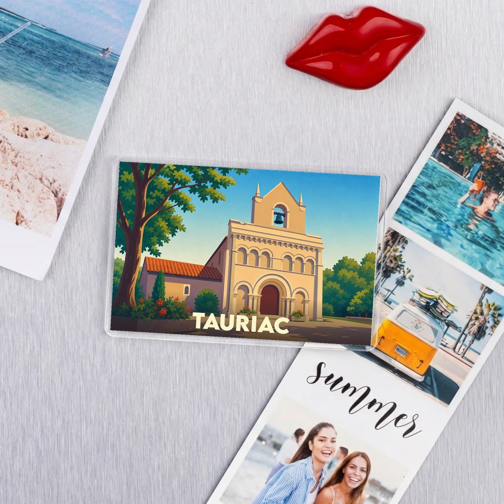 Magnet souvenir de la ville de Tauriac avec une illustration stylisée de son église.