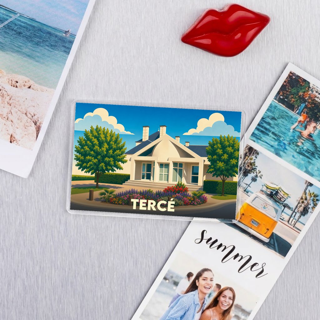 Magnet souvenir de la ville de Tercé avec une illustration stylisée d'une maison et de jardins.