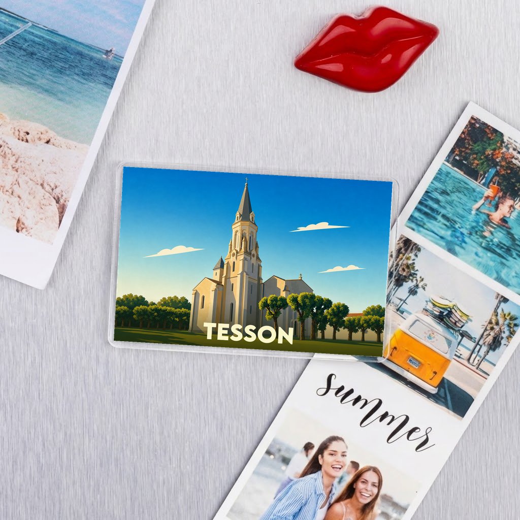 Magnet souvenir de la ville de Tesson avec une illustration stylisée d'une église.