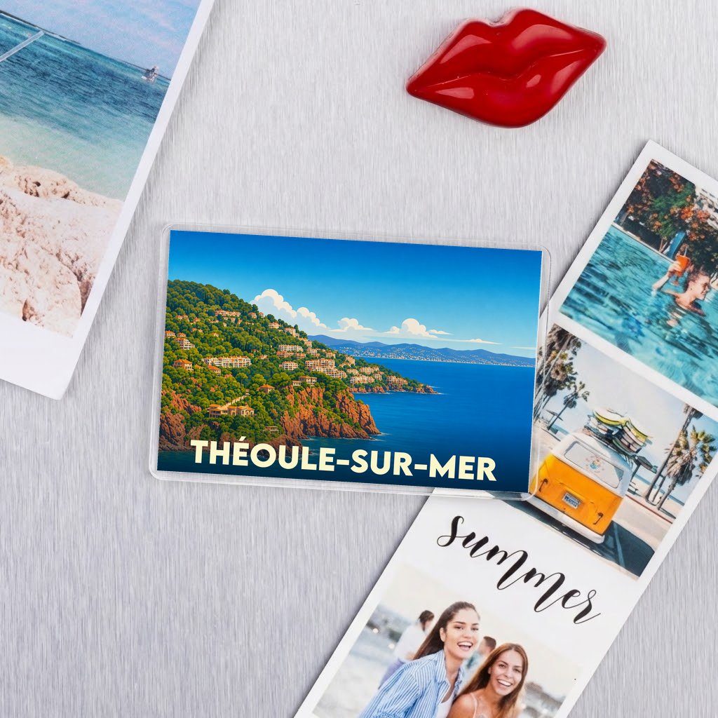 Magnet souvenir de la ville de Théoule-sur-Mer avec une illustration stylisée de la côte.