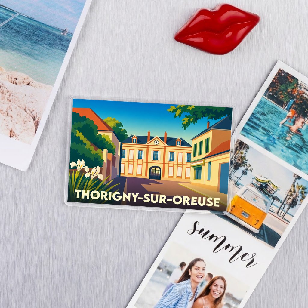 Magnet rectangulaire de la ville de Thorigny-sur-Oreuse avec une illustration stylisée et colorée du centre-ville.