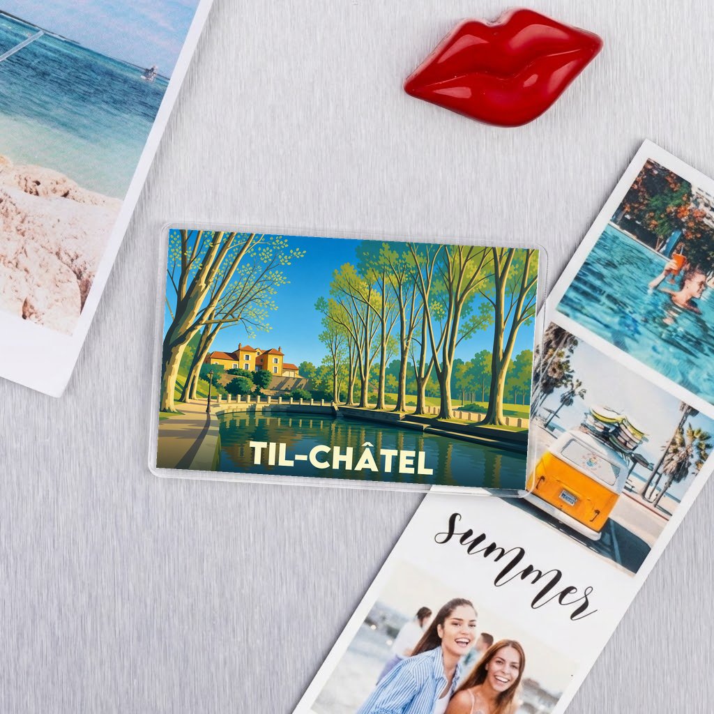 Magnet souvenir de la ville de Til-Châtel avec une illustration stylisée d'un paysage arboré au bord de l'eau.