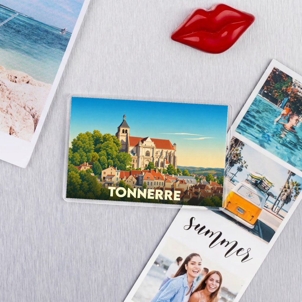 Magnet souvenir de la ville de Tonnerre avec une illustration stylisée de son église et de ses toits.