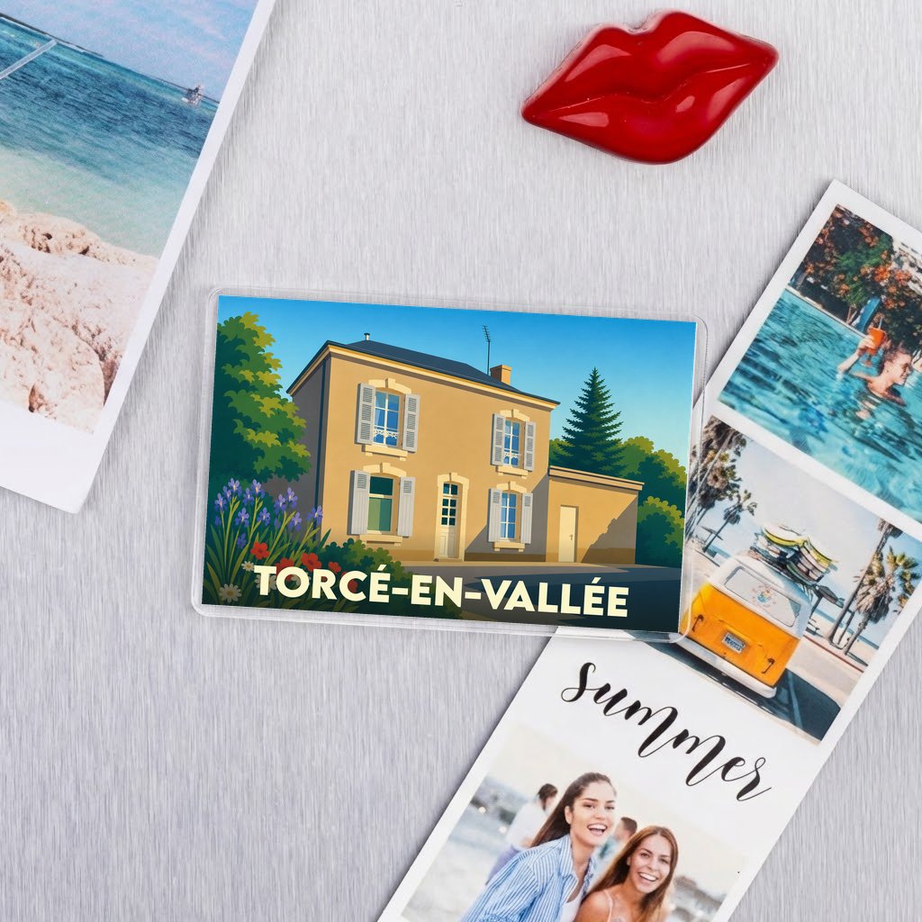Magnet souvenir de la ville de Torcé-en-Vallée avec une illustration stylisée d'une maison.