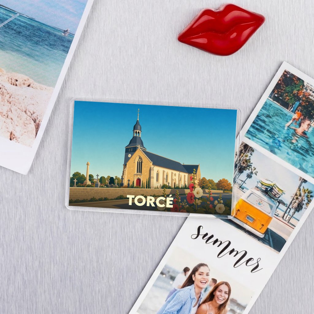 Magnet souvenir de la ville de Torcé avec une illustration stylisée de son église.