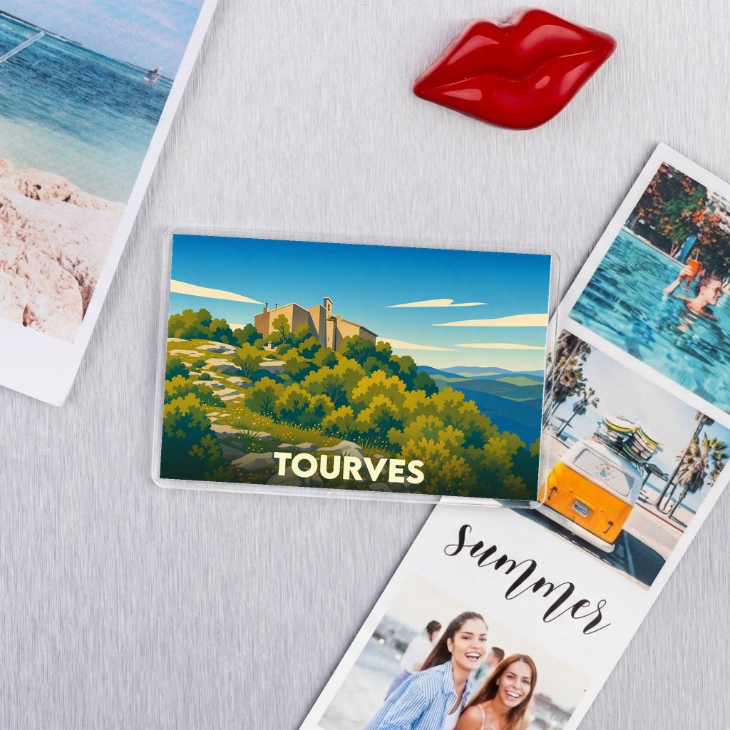 Magnet souvenir de la ville de Tourves avec une illustration stylisée de son paysage.