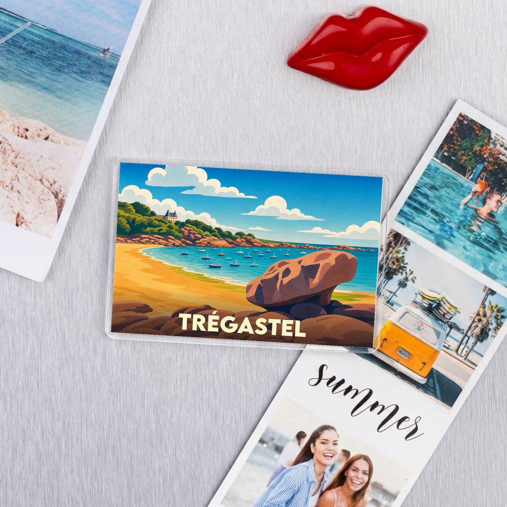 Magnet rectangulaire de Trégastel illustrant une plage et ses rochers emblématiques avec un style rétro.