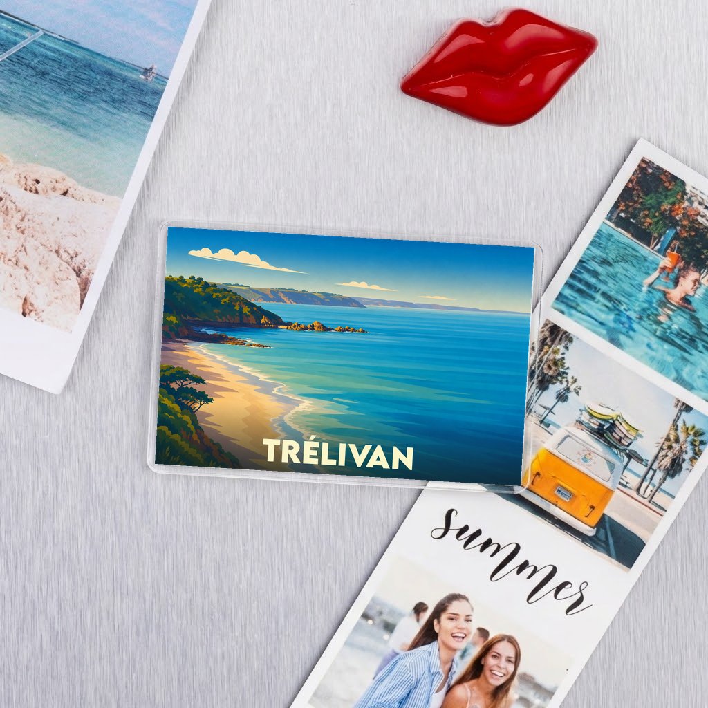 Magnet souvenir de la ville de Trélivan avec une illustration stylisée de bord de mer.