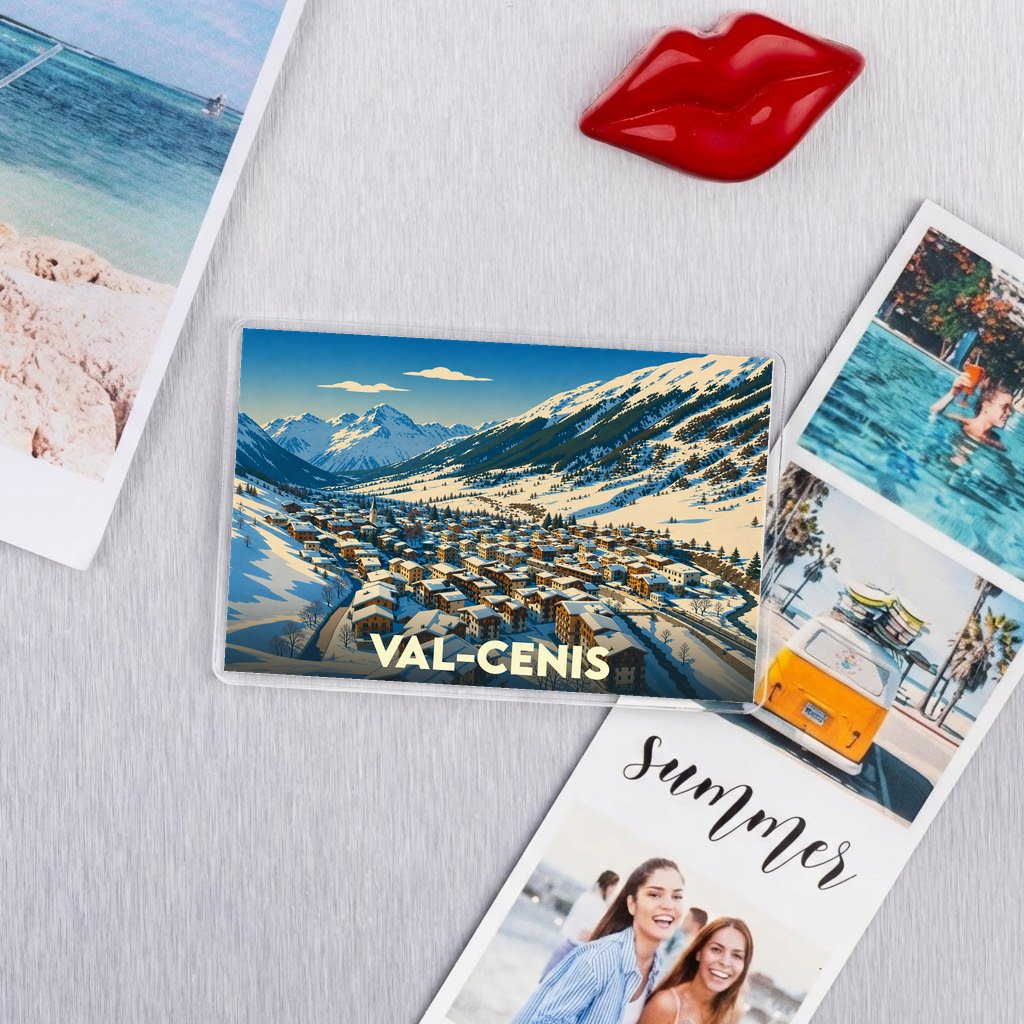 Magnet souvenir de la ville de Val-Cenis avec une illustration stylisée d'un village de montagne enneigé.