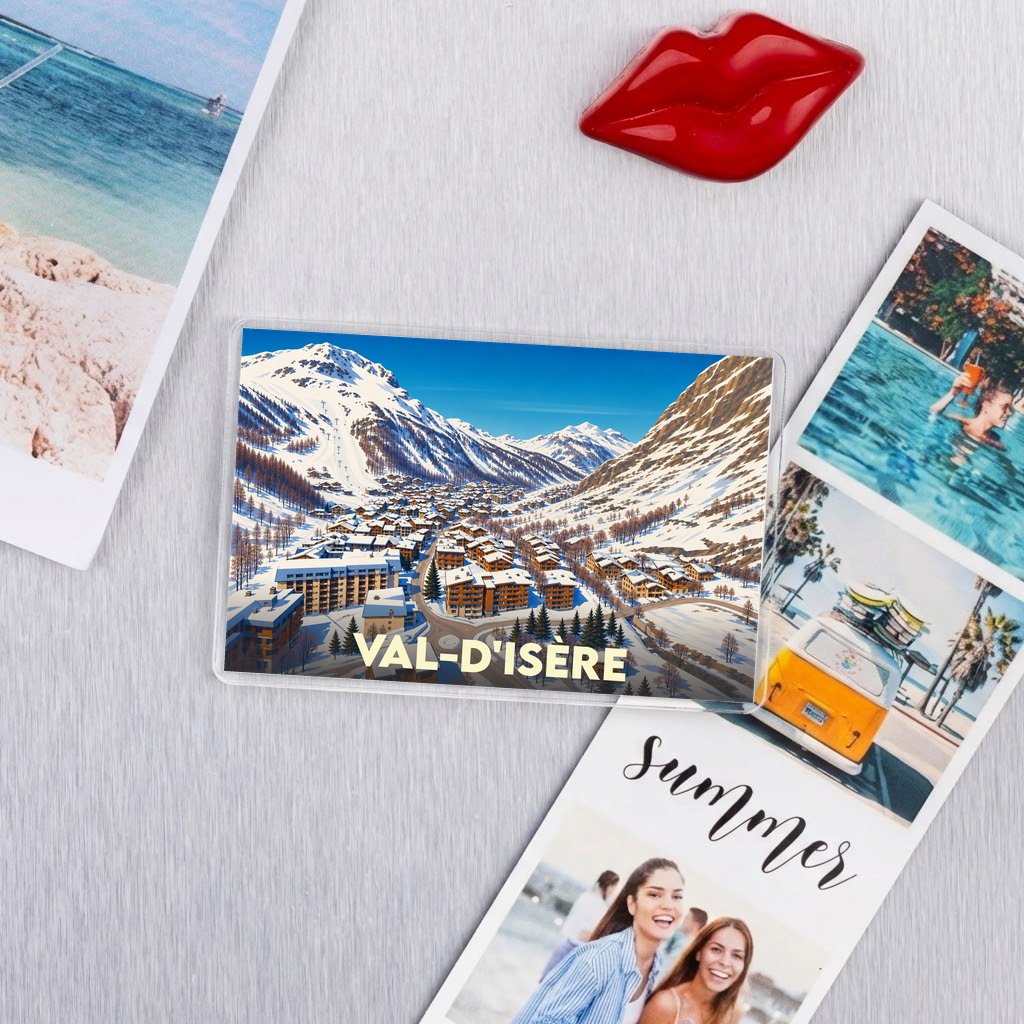 Magnet souvenir de Val-d'Isère avec une illustration colorée de la station de ski enneigée.