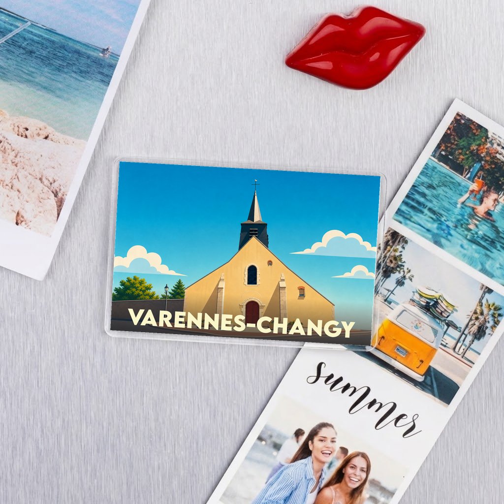 Magnet souvenir de la ville de Varennes-Changy avec une illustration stylisée de son église.