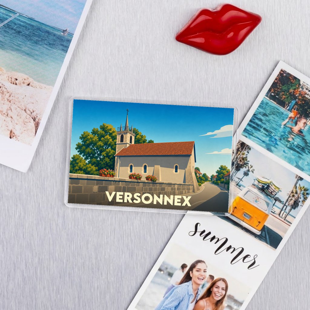 Magnat souvenir de la ville de Versonnex avec une illustration stylisée d'une église.