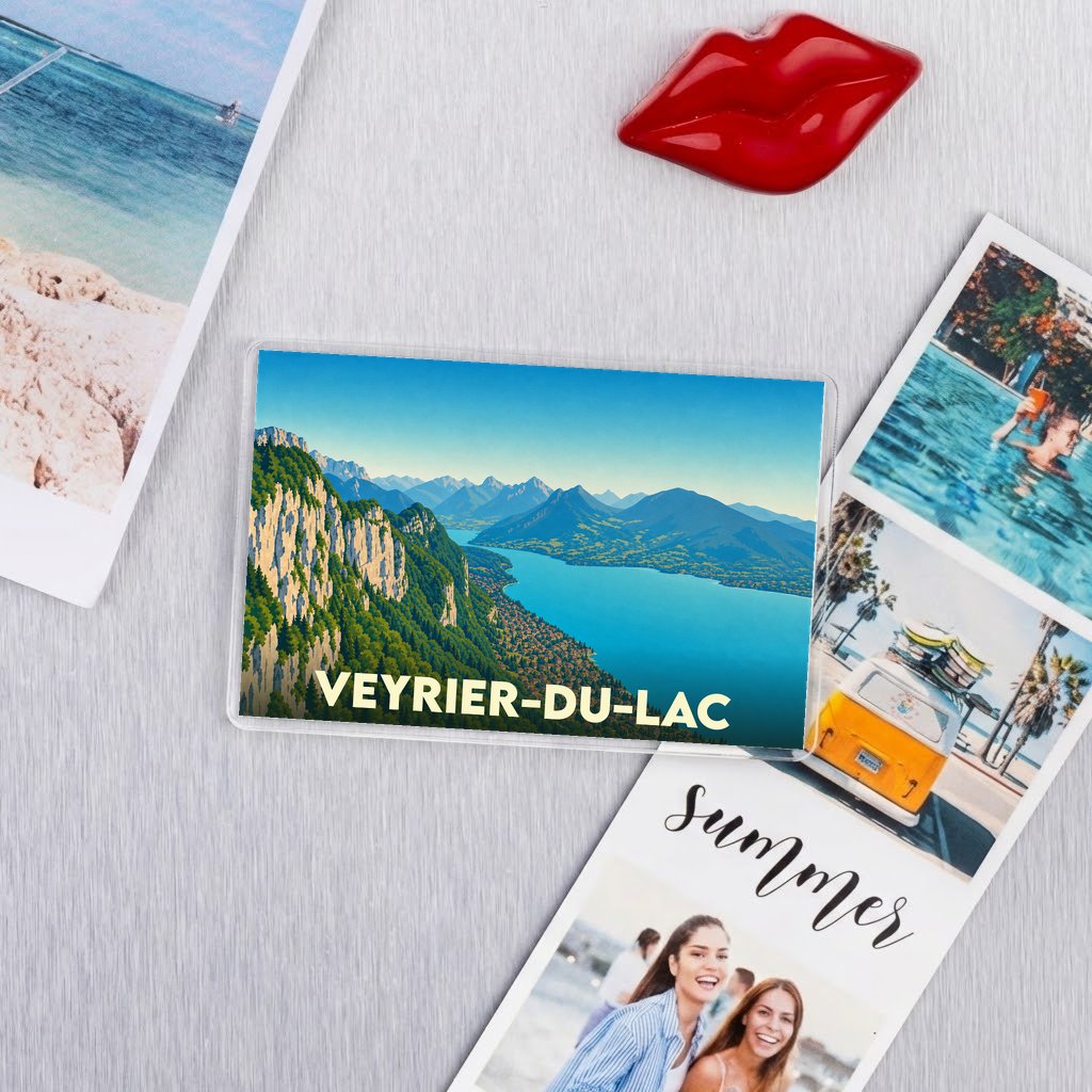 Magnet souvenir de la ville de Veyrier-du-Lac avec une illustration panoramique du lac et des montagnes.