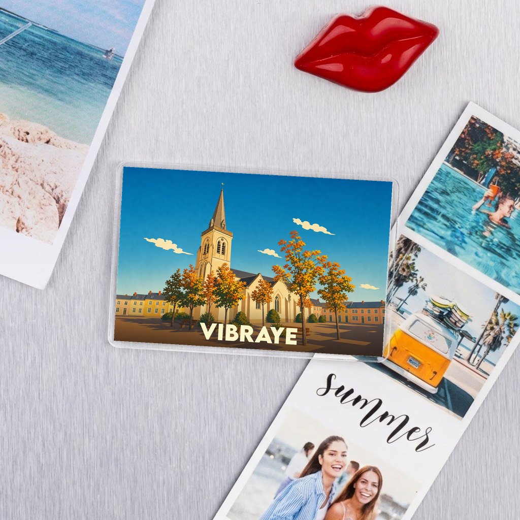 Magnet souvenir de la ville de Vibraye avec une illustration stylisée de son église.