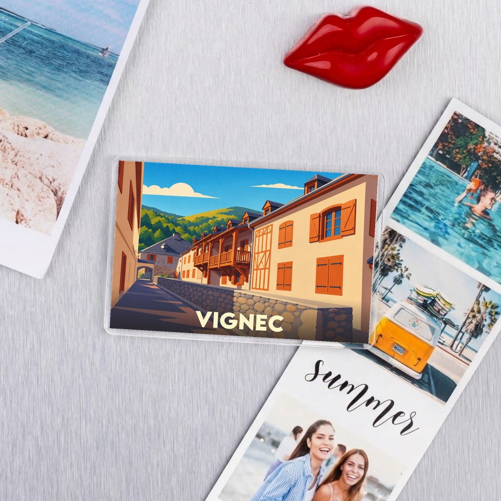 Magnet souvenir de la ville de Vignec avec une illustration stylisée de ses bâtiments typiques.