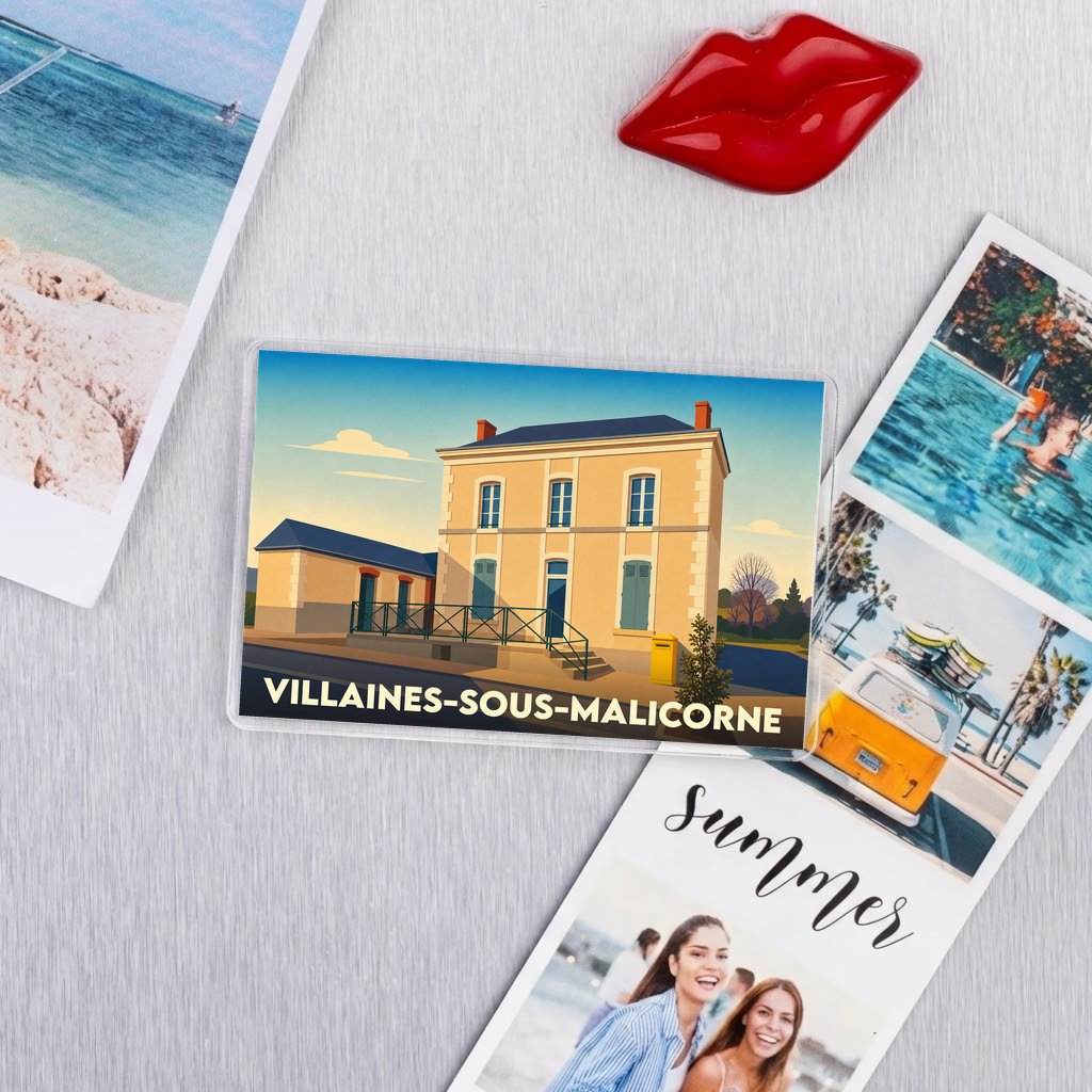 Magnet souvenir de la ville de Villaines-sous-Malicorne avec une illustration stylisée de son ancienne gare.