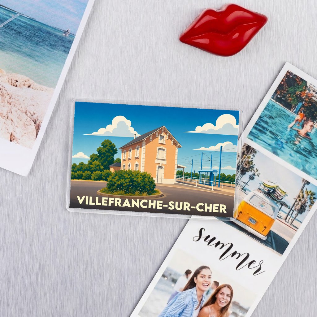 Magnet souvenir de Villefranche-sur-Cher avec une illustration stylisée de sa gare sous un ciel bleu.