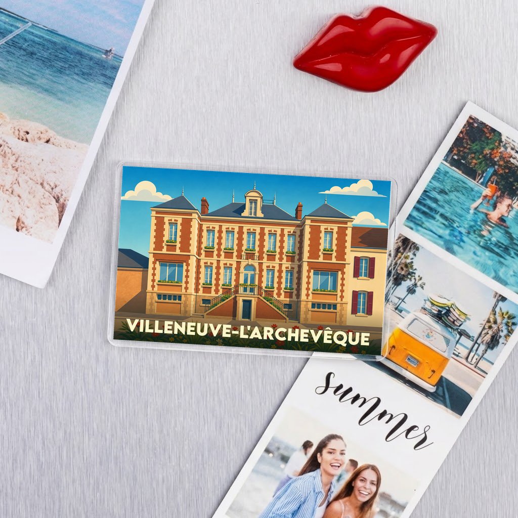 Magnet souvenir de la ville de Villeneuve-l'Archevêque avec une illustration stylisée d'un bâtiment historique.