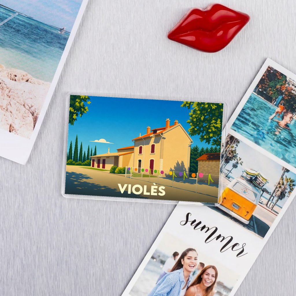 Magnet souvenir de la ville de Violès avec une illustration stylisée d'une maison provençale.
