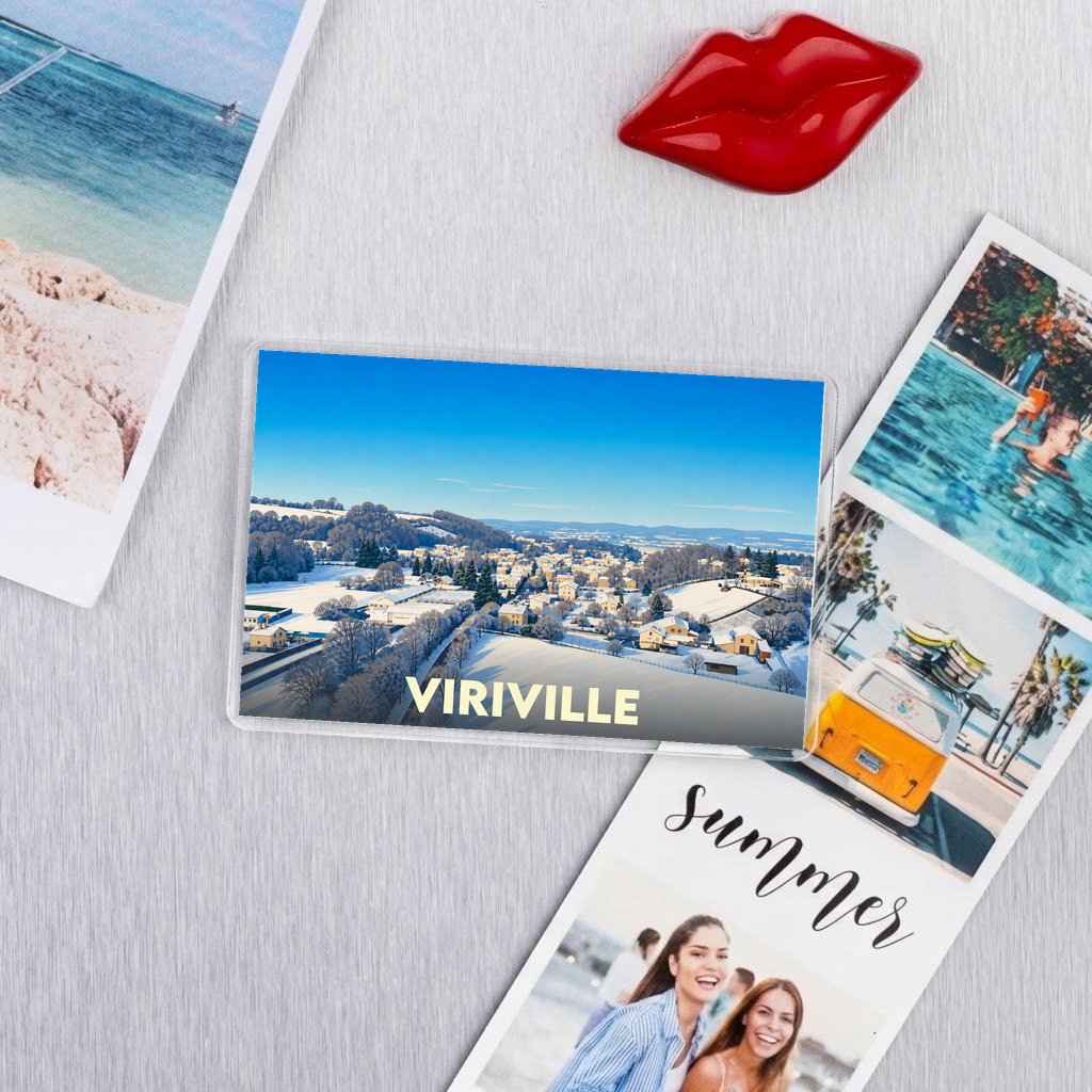 Magnet souvenir de la ville de Viriville illustré par un paysage enneigé.