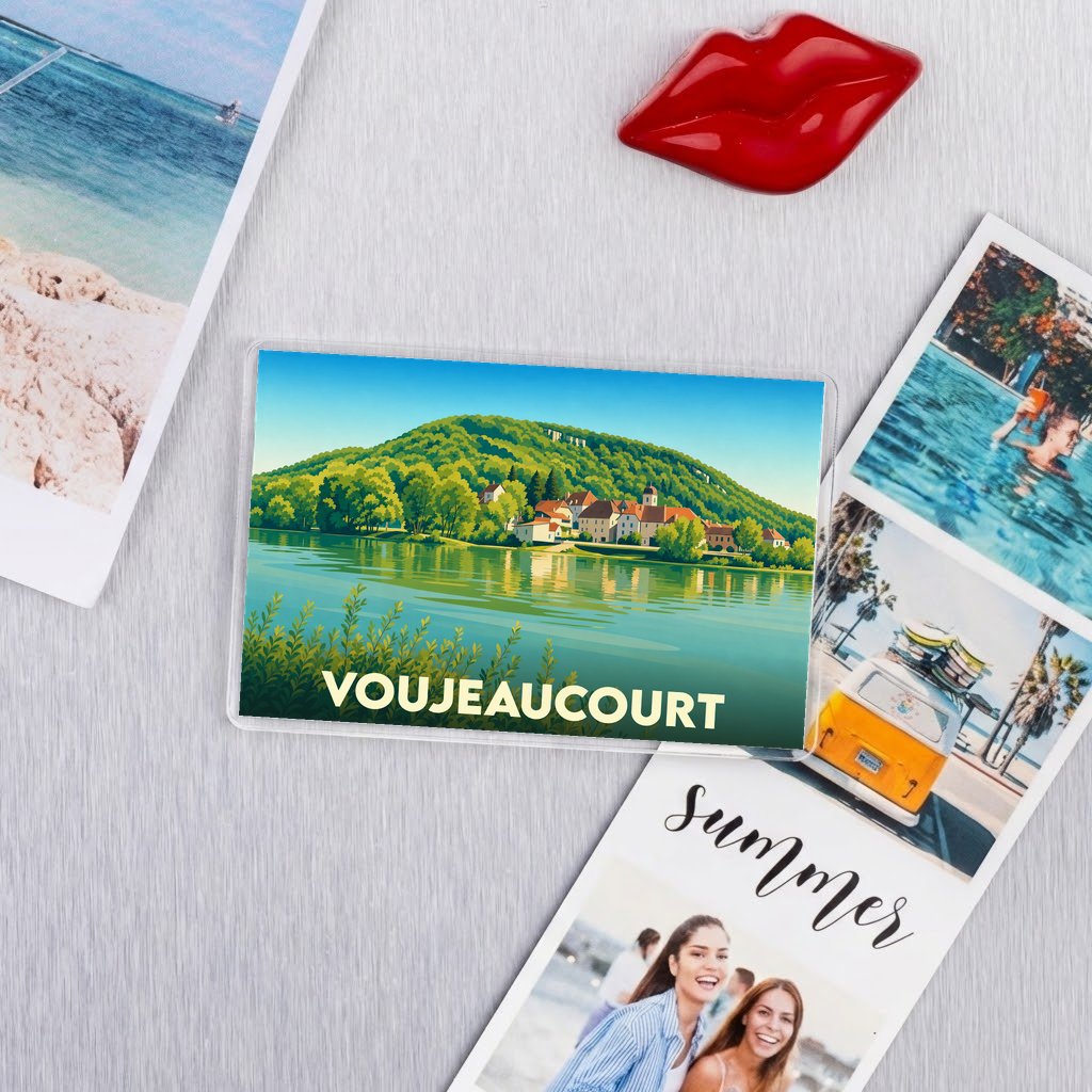 Magnet souvenir de la ville de Voujeaucourt avec une illustration stylisée d'un paysage de bord de rivière.